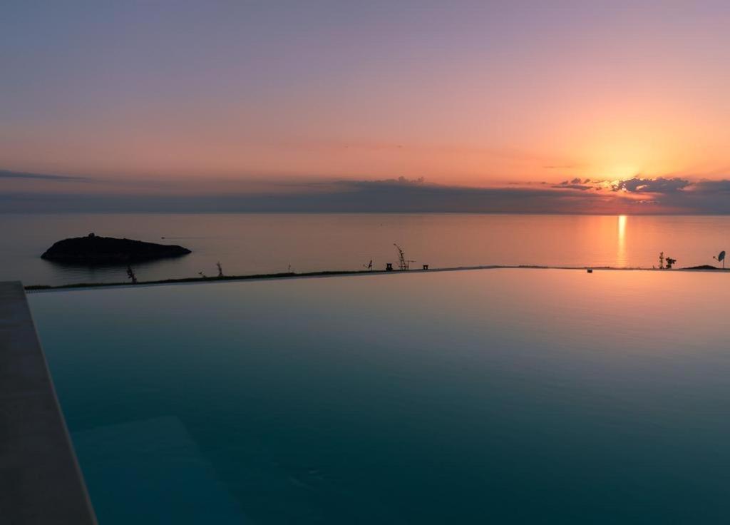 Luxury Villa Blue&Blanc Piscina A Sfioro Isola Diamante Buitenkant foto