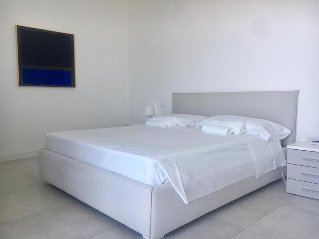 Luxury Villa Blue&Blanc Piscina A Sfioro Isola Diamante Buitenkant foto