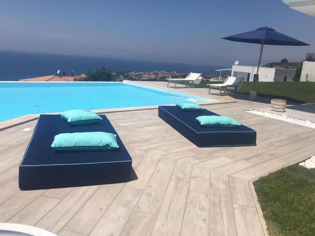 Luxury Villa Blue&Blanc Piscina A Sfioro Isola Diamante Buitenkant foto